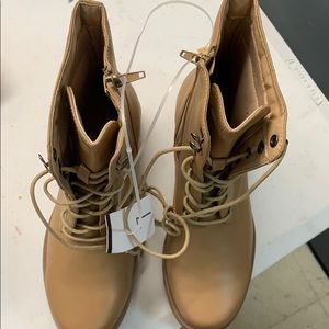 New Cinak Women military boots Size 7 Tan color